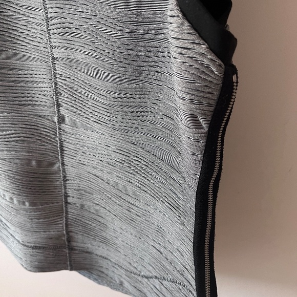 Rachel Roy scuba-type sleeveless top with round collar - Picture 3 of 3